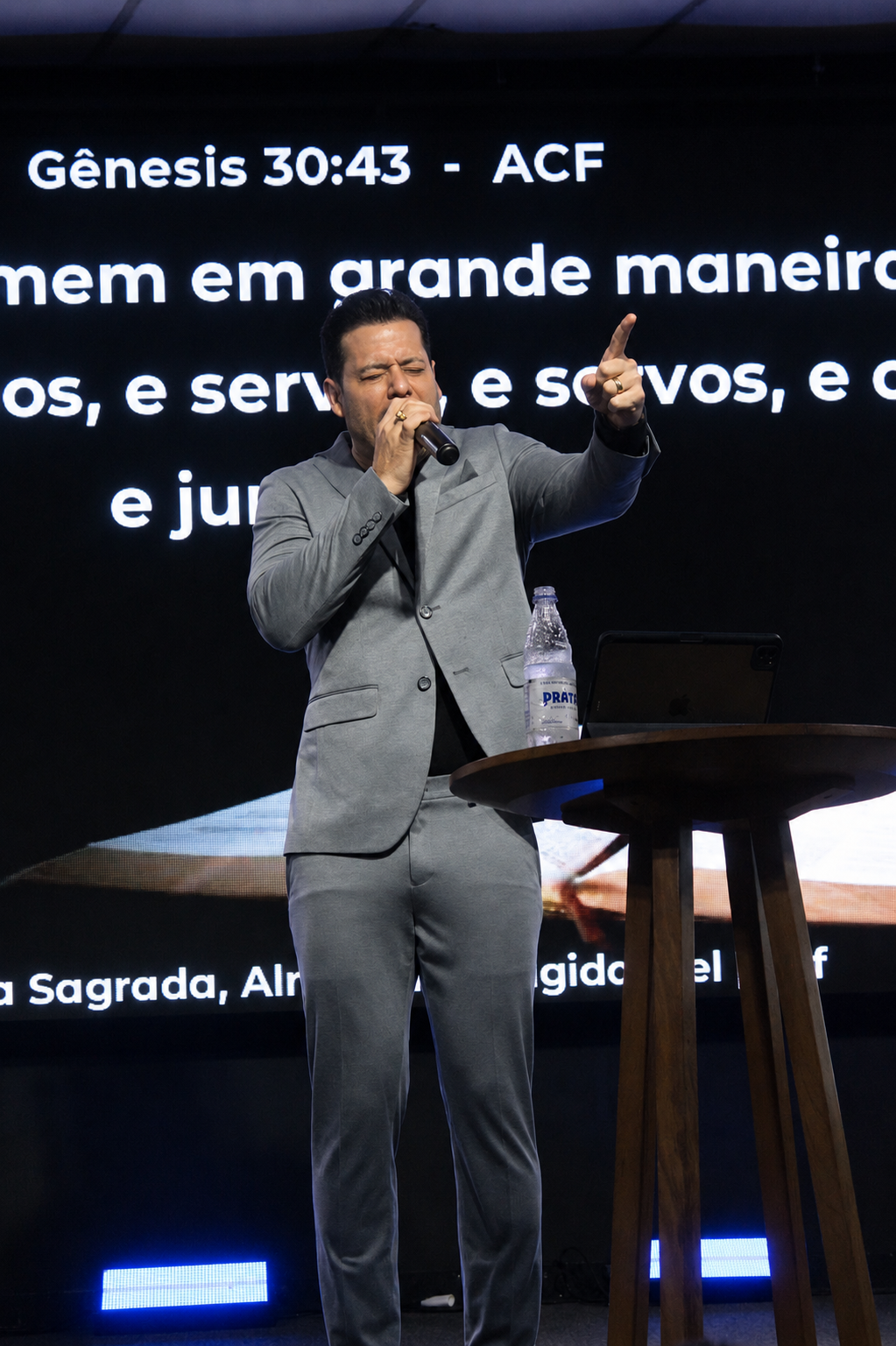 Momento de adoração na Catedral Manancial da Palavra
